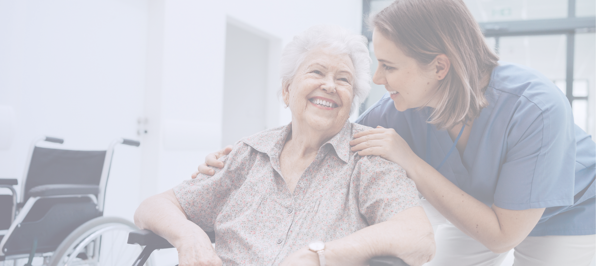 Zorg medewerkster staat liefdevol voorover gebogen naar een oude vrouw